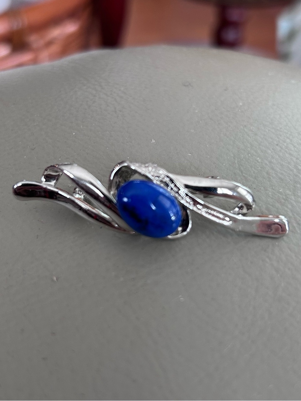 Silver Tone Abstract Ribbon Brooch Blue Cabochon Rhinestone Pin 2.25”